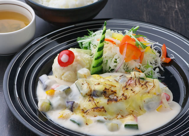 里の野菜とチーズのクリームムースハンバーグ定食